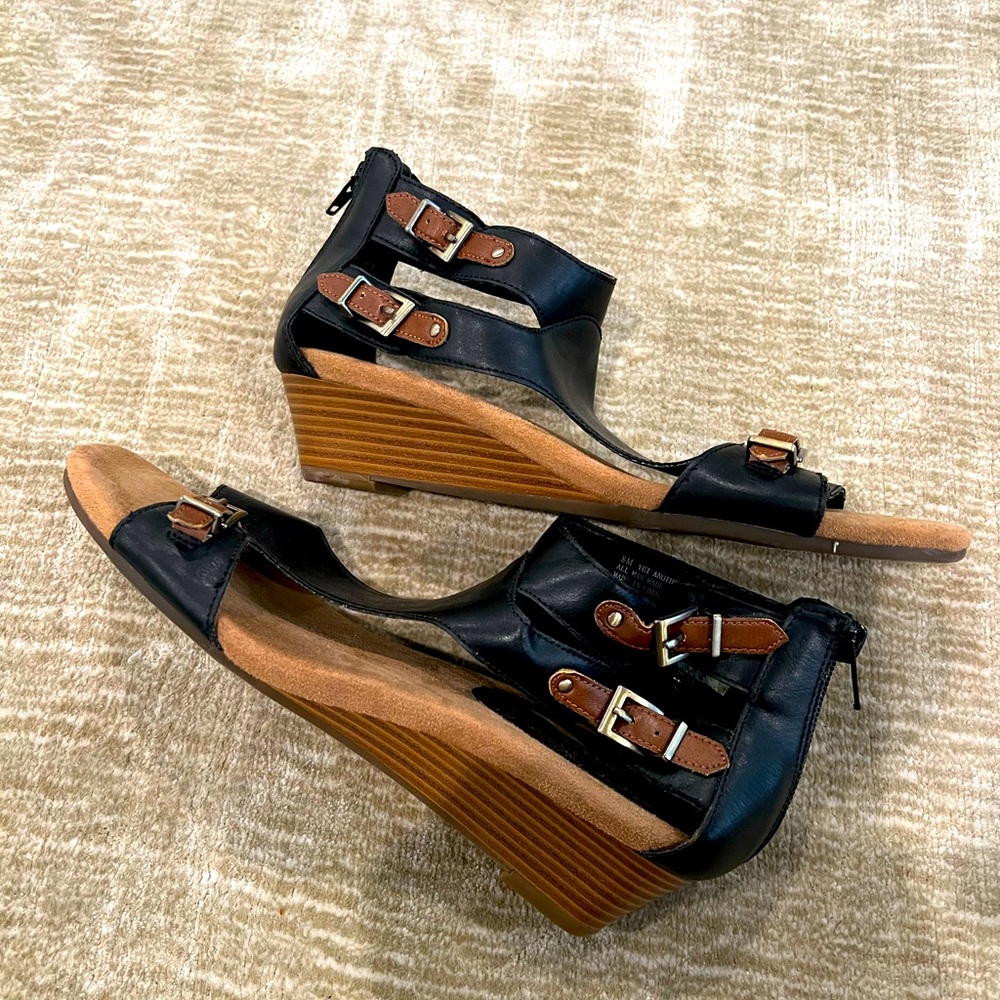 Aerosoles Heel Rest Zip Back Sandel Black w/brown buckles
